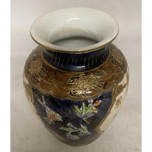 316 - A FLORAL HANDPAINTED WITH GOLD LEAF DETAIL JAPANESE SATSUMA CRACKLE VASE - 15.5 CM