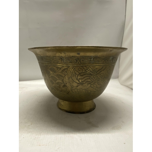 343 - A LARGE CHINESE BRASS PEDESTAL BOWL WITH INTRICATE DRAGON AND PHOENIX ENGRAVINGS - 25 CM (D) 18 CM (... 