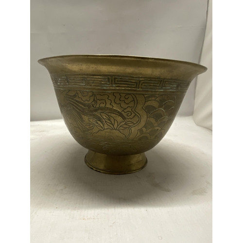 343 - A LARGE CHINESE BRASS PEDESTAL BOWL WITH INTRICATE DRAGON AND PHOENIX ENGRAVINGS - 25 CM (D) 18 CM (... 