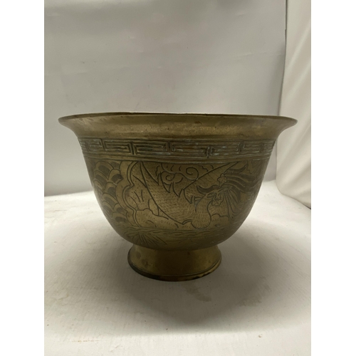 343 - A LARGE CHINESE BRASS PEDESTAL BOWL WITH INTRICATE DRAGON AND PHOENIX ENGRAVINGS - 25 CM (D) 18 CM (... 