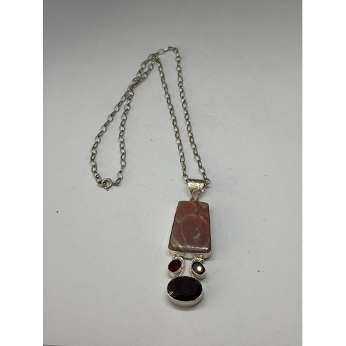 528 - A MARKED SILVER AND AGATE ORNATE NECKLACE