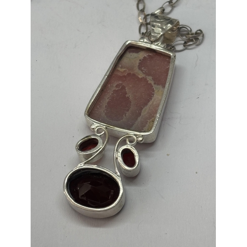 528 - A MARKED SILVER AND AGATE ORNATE NECKLACE