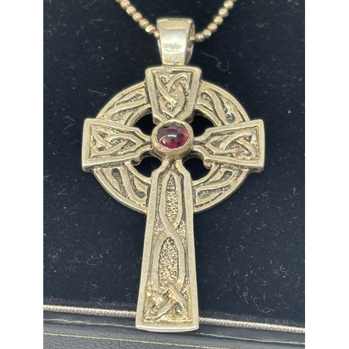 538 - A IONA SCOTTISH CELTIC CROSS AND CHAIN IN A PRESENTATION BOX