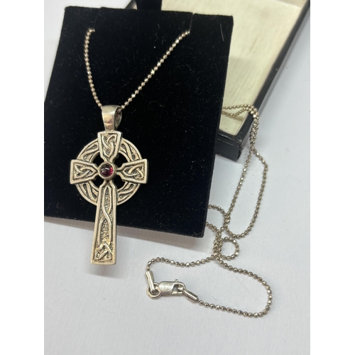 538 - A IONA SCOTTISH CELTIC CROSS AND CHAIN IN A PRESENTATION BOX