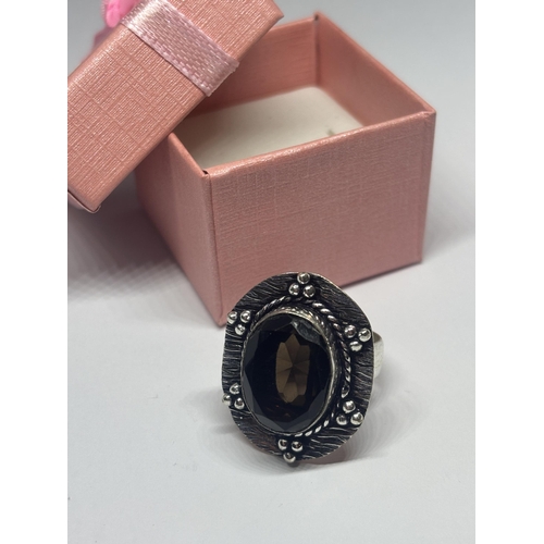 609 - A MARKED 925 SILVER RING WITH BROWN STONE IN A PRESENTATION BOX