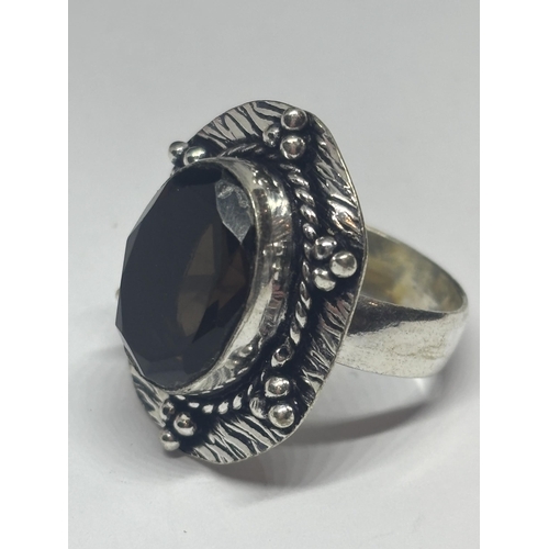 609 - A MARKED 925 SILVER RING WITH BROWN STONE IN A PRESENTATION BOX