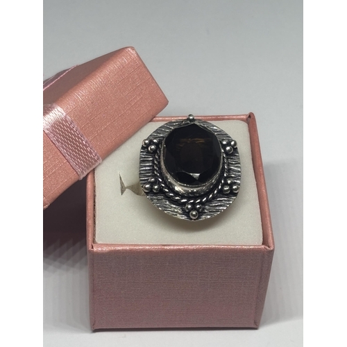 609 - A MARKED 925 SILVER RING WITH BROWN STONE IN A PRESENTATION BOX