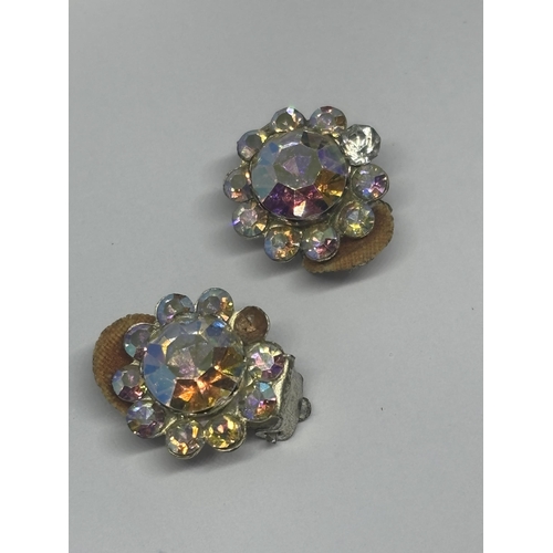 615 - A VINTAGE CLEARSTONE BROOCH AND MATCHING EARRINGS IN A PRESENTATION BOX