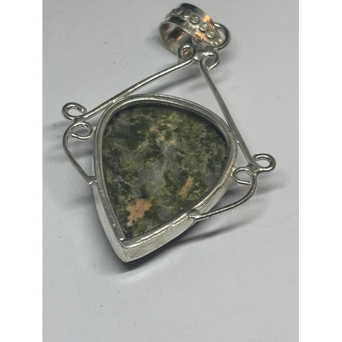 625 - A MARKED 925 SILVER AND GREEN COLOURED STONE PENDANT IN A PRESENTATION BOX