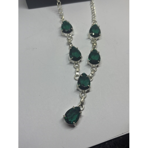 630 - A MARKED 925 SILVER AND GREEN STONE NECKLACE IN A PRESENTATION BOX