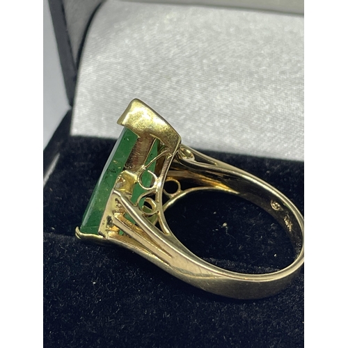 640 - A MARKED 14 CARAT GOLD RING WITH LARGE TEARDROP SHAPED EMERALD WITH DIAMONDS TO EACH SIDE SIZE N/O I... 