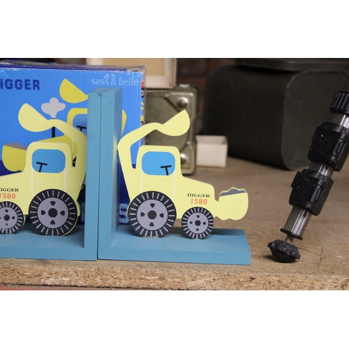 898 - TWO BOXED SETS OF 'SASS & BELLE' DIGGER BOOK-ENDS