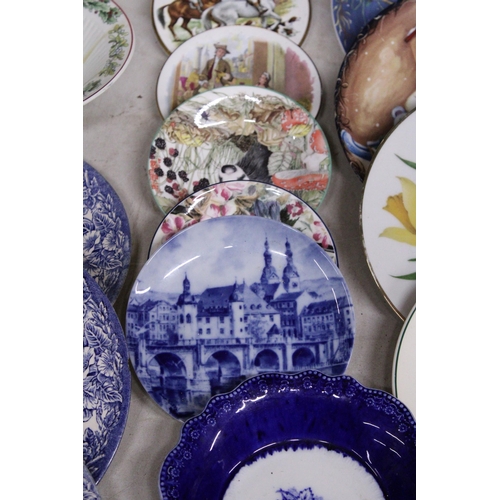 909 - A QUANTITY OF PLATES AND BOWLS TO INCLUDE CABINET PLATES AND PIN TRAYS