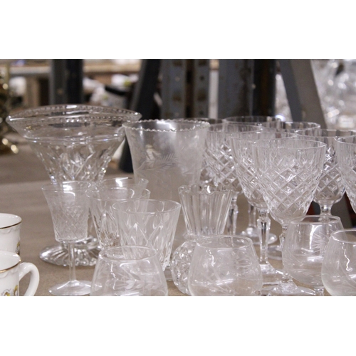 923 - A QUANTITY OF GLASSWARE TO INCLUDE VASES, WINE GLASSES, ETC