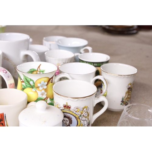 924 - A QUANTITY OF MUGS AND CUPS