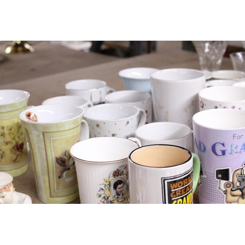 924 - A QUANTITY OF MUGS AND CUPS