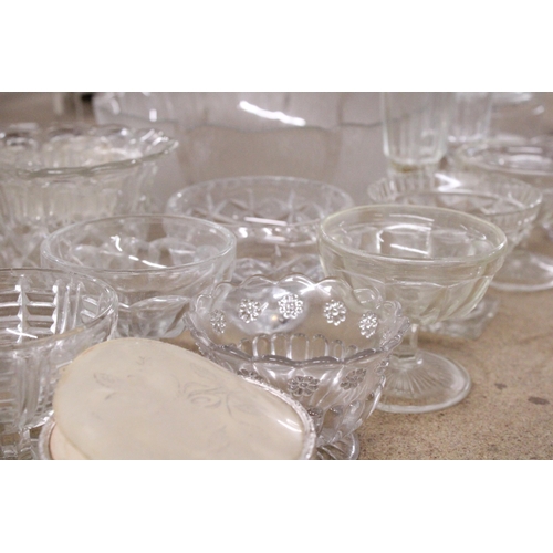 926 - A LARGE QUANTITY OF GLASSWARE TO INCLUDE A CAKE STAND, BOWLS, DESSERT BOWLS, ETC