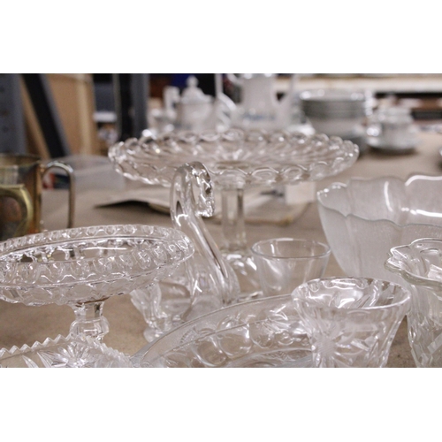 926 - A LARGE QUANTITY OF GLASSWARE TO INCLUDE A CAKE STAND, BOWLS, DESSERT BOWLS, ETC