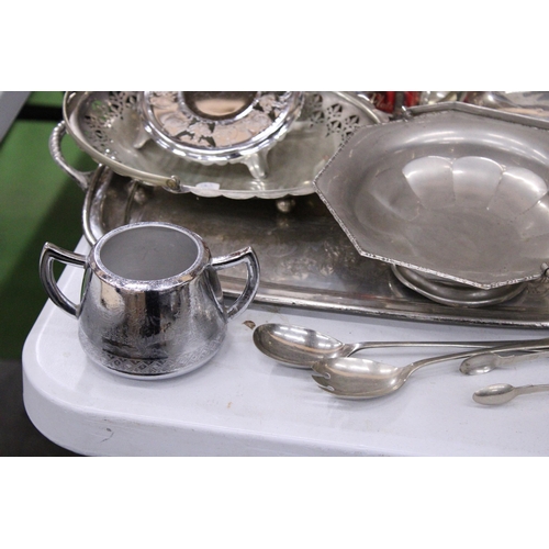 934 - A QUANTITY OF SILVER PLATE TO INCLUDE A LARGE TRAY, BASKET HANDLED BOWLS, A MUFFIN DISH, SERVERS, ET... 