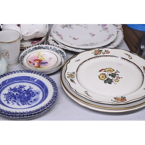 957 - A MIXED LOT OF CERAMICS AND GLASSWARE TO INCLUDE VINTAGE PLATES, CUPS, SAUCERS, ROYAL WORCESTER POT,... 