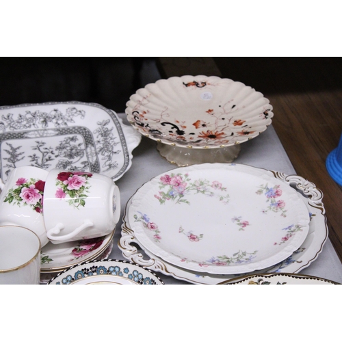 957 - A MIXED LOT OF CERAMICS AND GLASSWARE TO INCLUDE VINTAGE PLATES, CUPS, SAUCERS, ROYAL WORCESTER POT,... 