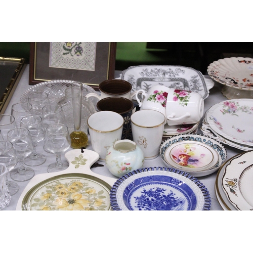 957 - A MIXED LOT OF CERAMICS AND GLASSWARE TO INCLUDE VINTAGE PLATES, CUPS, SAUCERS, ROYAL WORCESTER POT,... 