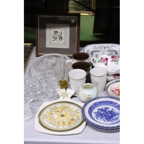 957 - A MIXED LOT OF CERAMICS AND GLASSWARE TO INCLUDE VINTAGE PLATES, CUPS, SAUCERS, ROYAL WORCESTER POT,... 