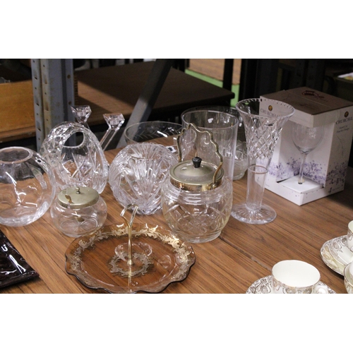 981 - A QUANTITY OF GLASSWARE TO INCLUDE LARGE BOWLS, VASES, A BISCUIT BARREL, CAKE STAND, WINE GLASSES, E... 