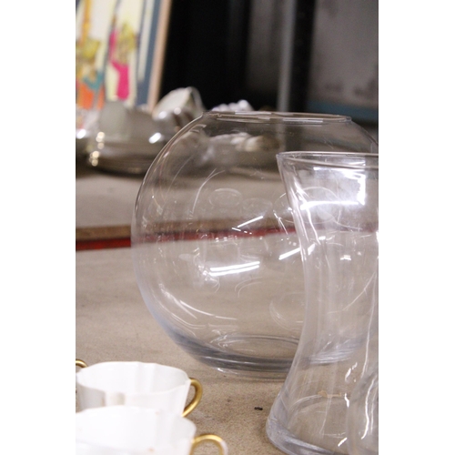 986 - A QUANTITY OF GLASSWARE TO INCLUDE BOWLS AND VASES