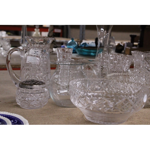 991 - A QUANTITY OF GLASSWARE TO INCLUDE VASES, JUGS AND BOWLS