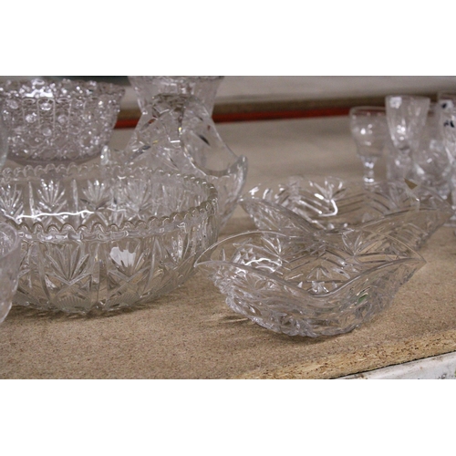 991 - A QUANTITY OF GLASSWARE TO INCLUDE VASES, JUGS AND BOWLS