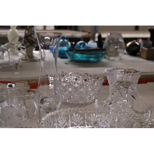 991 - A QUANTITY OF GLASSWARE TO INCLUDE VASES, JUGS AND BOWLS