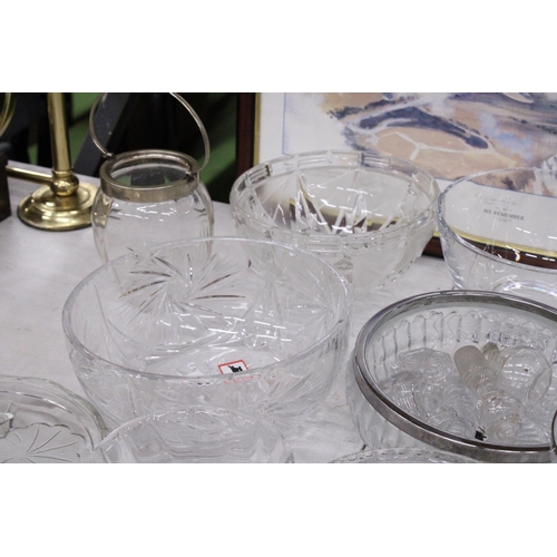 999 - A QUANTITY OF LARGE GLASS BOWLS, ETC