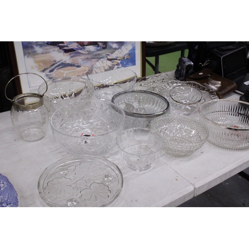 999 - A QUANTITY OF LARGE GLASS BOWLS, ETC