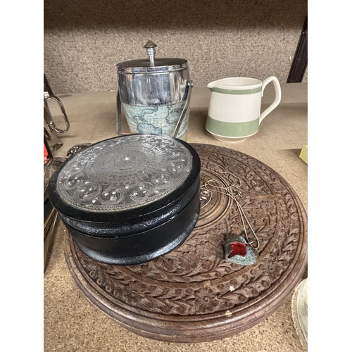 1029 - A MIXED LOT OF VINTAGE ITEMS TO INCLUDE A SADLER MILK JUG, CARVED WOODEN ROUND TABLE TOP, JEWELLERY ... 