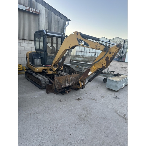 202 - A CATERPILLAR  302.5  MINI  DIGGER WITH EXCAVATOR (2005) GWO COMPLETE WITH A DITCHING BUCKET A NEW 2...