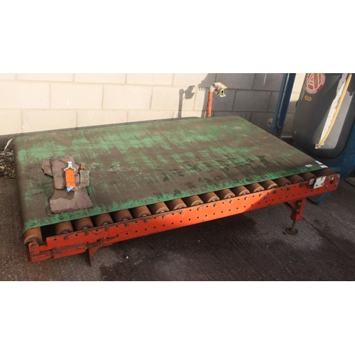 225 - A GREEN BELT & ROLLER PALLET CONVEYOR WITH 3 PHASE MOTOR IN WORKING ORDER + VAT