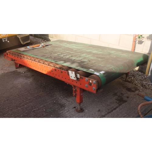 225 - A GREEN BELT & ROLLER PALLET CONVEYOR WITH 3 PHASE MOTOR IN WORKING ORDER + VAT