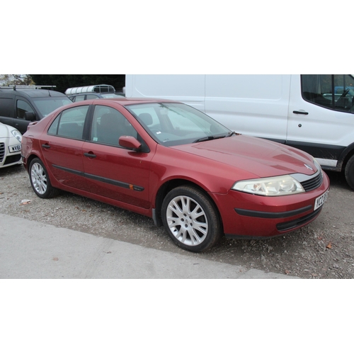 182 - A RED RENAULT LAGUNA EXTREME 16V YCZ8539 5 DOORS MANUAL PETROL MILEAGE 63,000 REGISTERED 30 SEPT 200... 