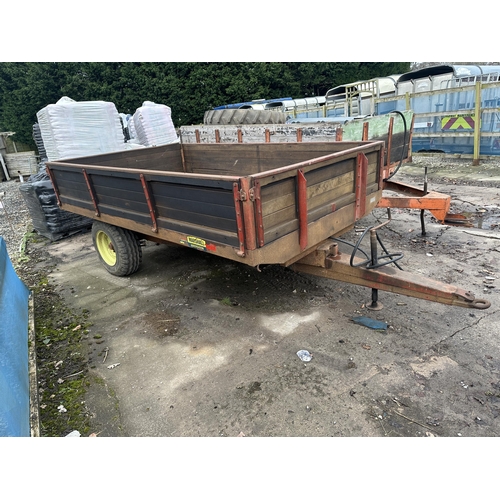 253 - A MARSHALL SINGLE AXLE HYDRAULIC TIPPING FARM TRAILER WITH WOODEN BED, DROP SIDES AND TAIL GATE - FR... 