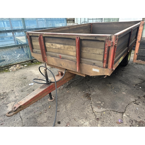 253 - A MARSHALL SINGLE AXLE HYDRAULIC TIPPING FARM TRAILER WITH WOODEN BED, DROP SIDES AND TAIL GATE - FR... 