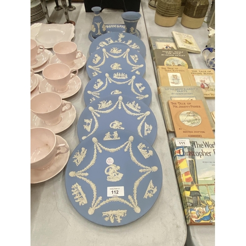 112 - A COLLECTION OF BLUE WEDGWOOD JASPERWARE TO INCLUDE A DRESSING TABLE TRAY, COLLECTOR'S PLATES AND VA... 