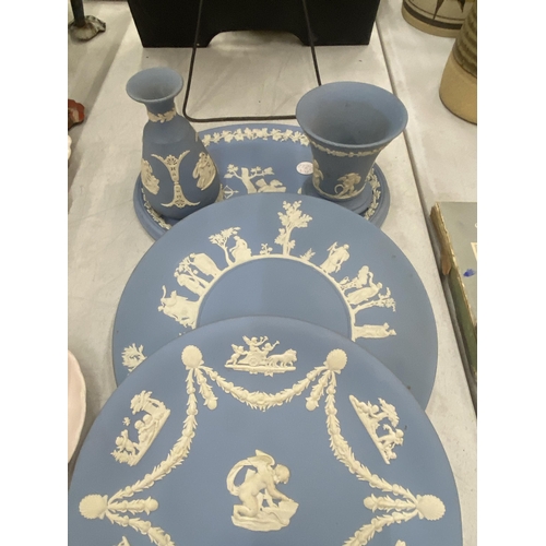 112 - A COLLECTION OF BLUE WEDGWOOD JASPERWARE TO INCLUDE A DRESSING TABLE TRAY, COLLECTOR'S PLATES AND VA... 