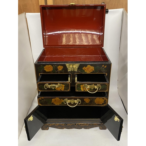 71 - A JAPANESE LACQUERED DOME TOP CASKET JEWELLERY CHEST WITH BRASS HANDLES/HINGES AND REFINED FLORAL DE... 