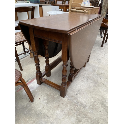 2553 - AN OAK GEORGIAN STYLE GATE LEG DINING TABLE ON TURNED LEGS 58.5