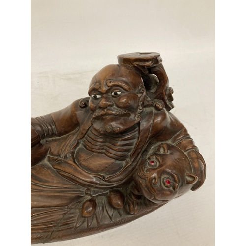 32 - A 19THCENTURY CHINESE ROOT CARVING OF AN ONI, WIDTH 40CM, HEIGHT 17CM