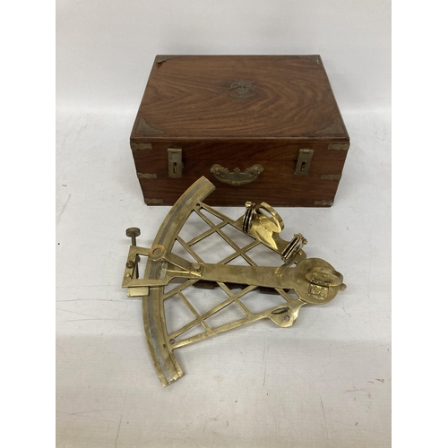 35 - A VINTAGE BRASS SEXTANT IN A MAHOGANY BOX