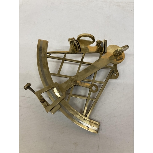 35 - A VINTAGE BRASS SEXTANT IN A MAHOGANY BOX