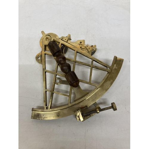 35 - A VINTAGE BRASS SEXTANT IN A MAHOGANY BOX