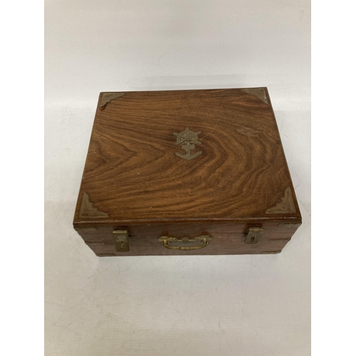 35 - A VINTAGE BRASS SEXTANT IN A MAHOGANY BOX